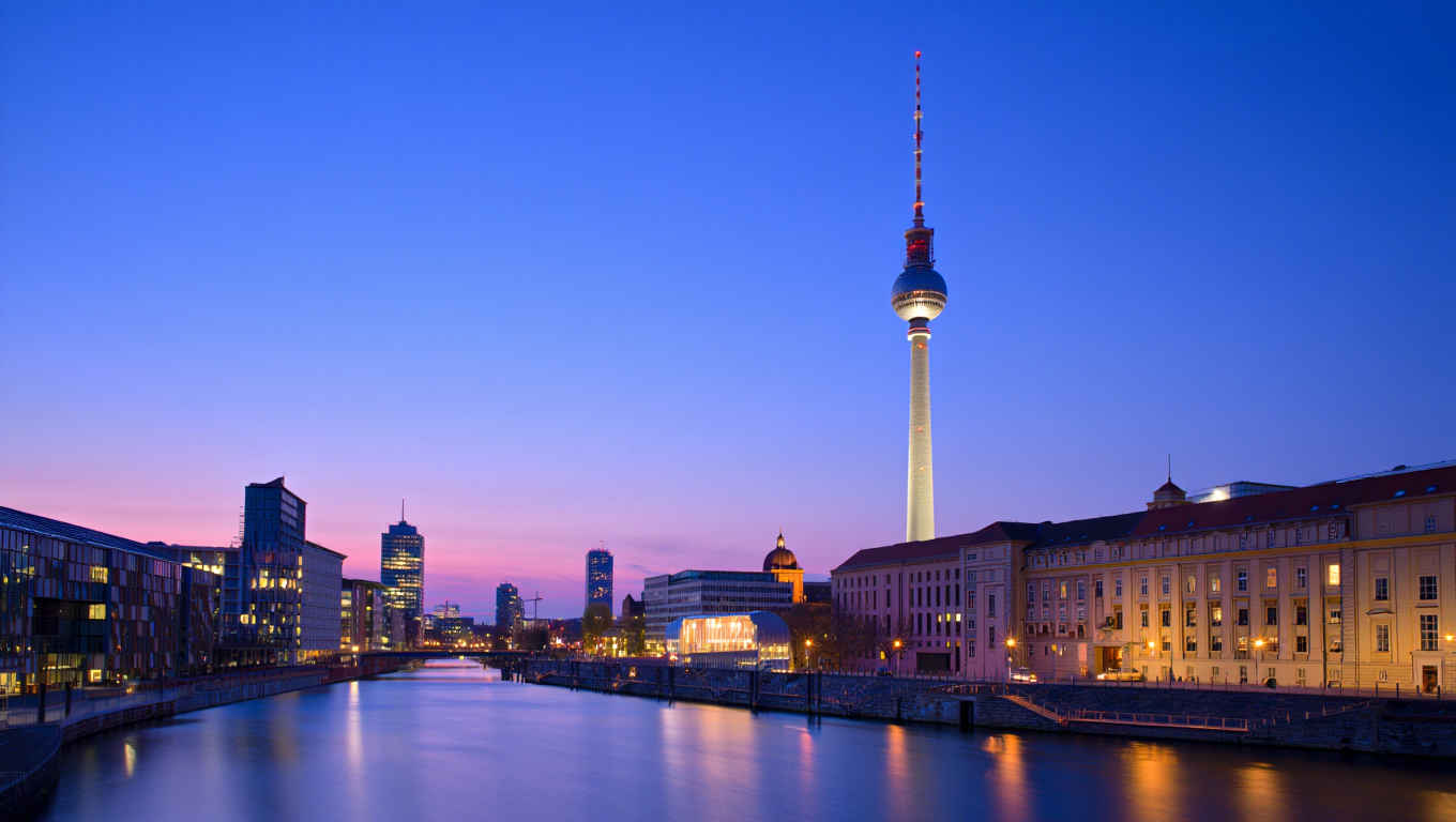 Städtereise Berlin — Brandenburger Tor im goldenen Abendlicht