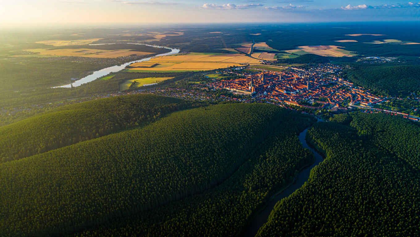 Deutschlandkarte aus der Vogelperspektive — Wälder, Seen und Städte